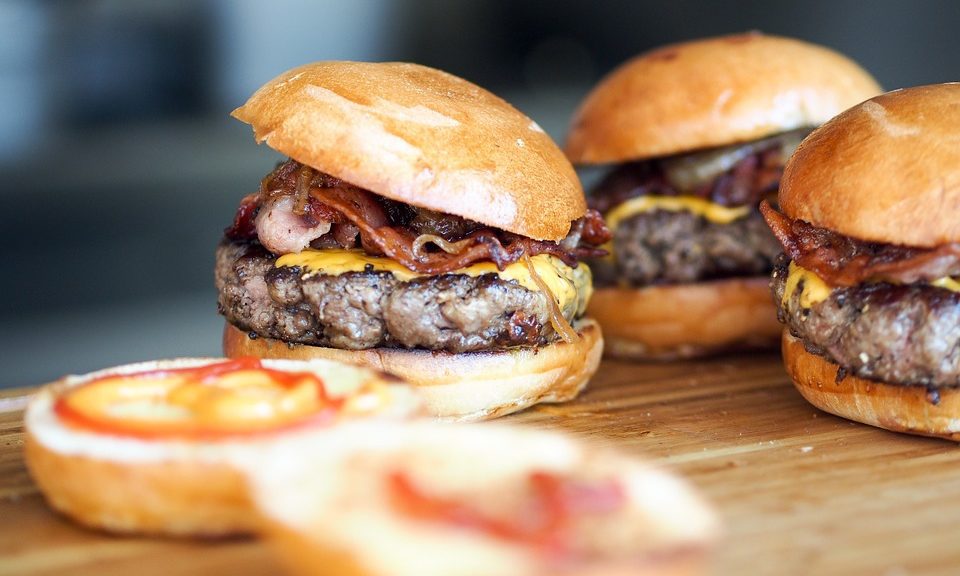 Artificial hamburgers to hit restaurants by 2021