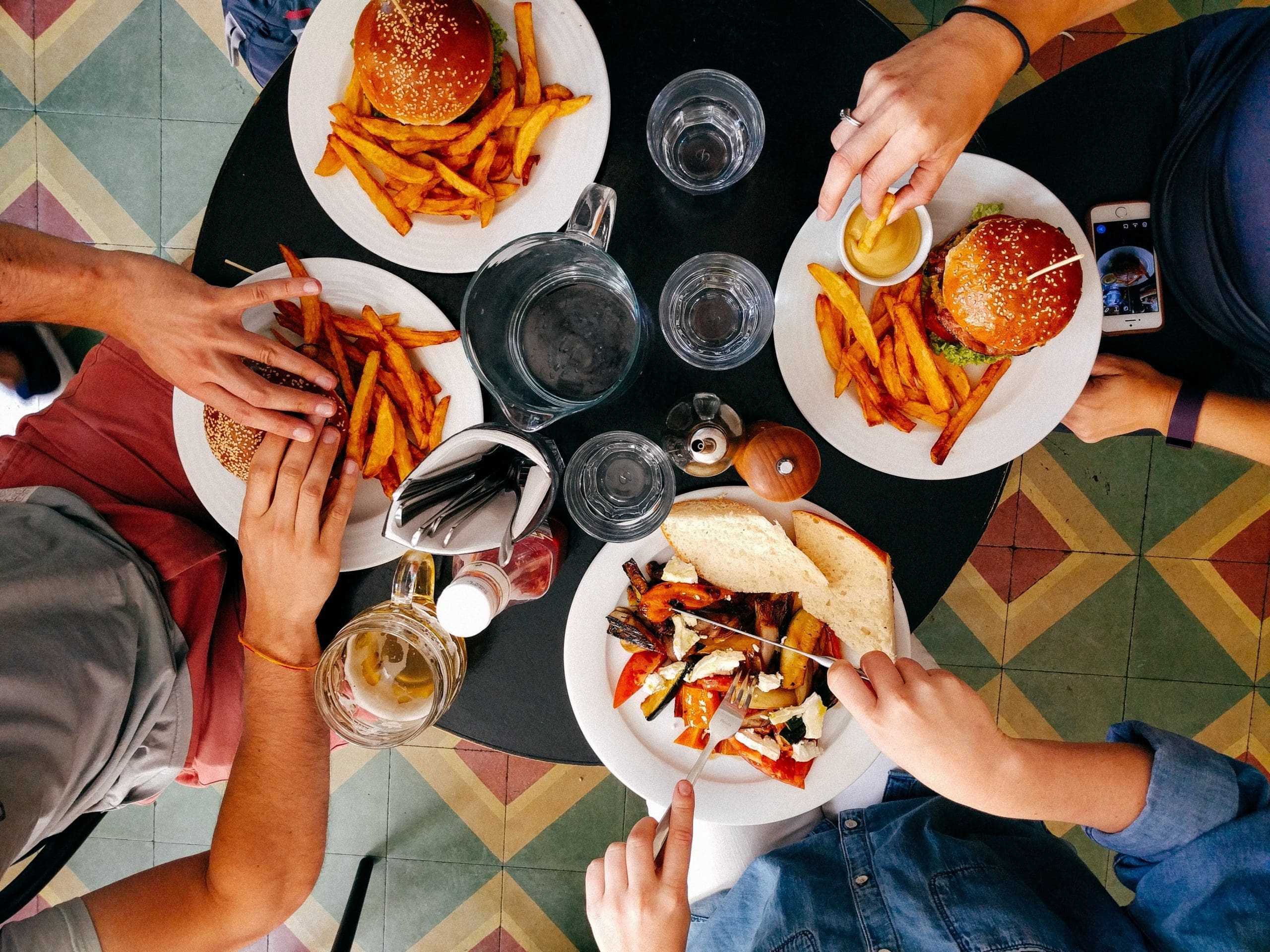 Top restaurant brands see turnover decline 20% in 2020, report finds