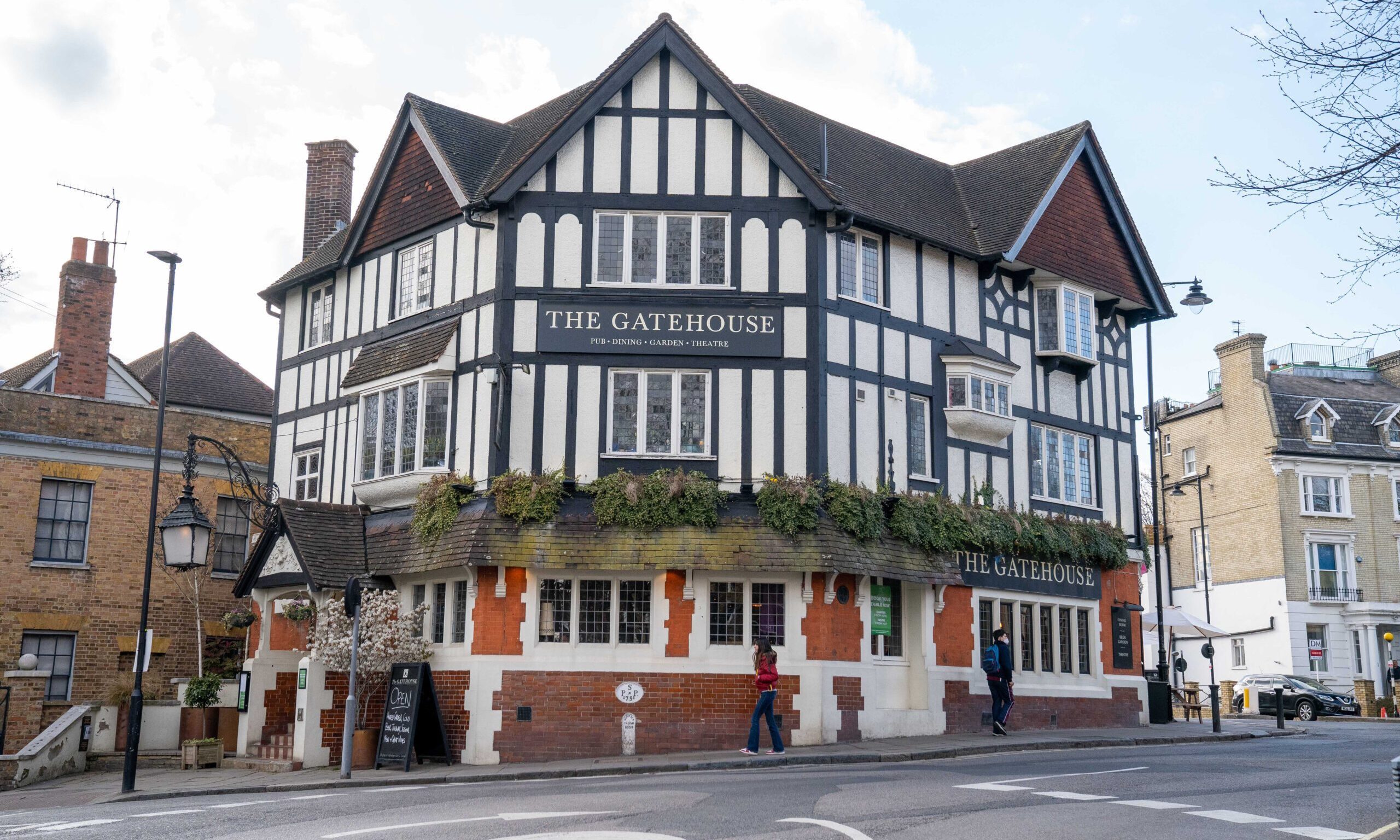 Urban Pubs and Bars Xmas appeal raises over £42k for StreetSmart